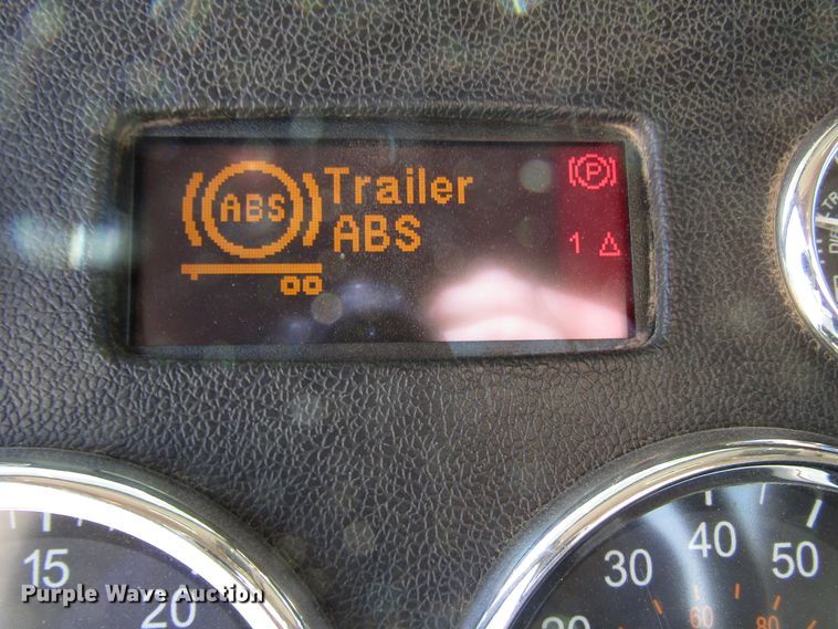 image for item DG0289 2012 Peterbilt 388 semi truck