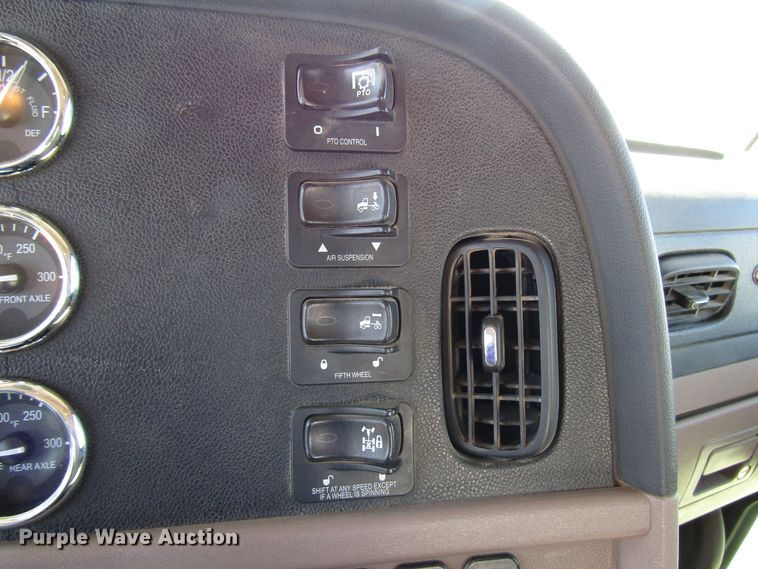 image for item DG0289 2012 Peterbilt 388 semi truck