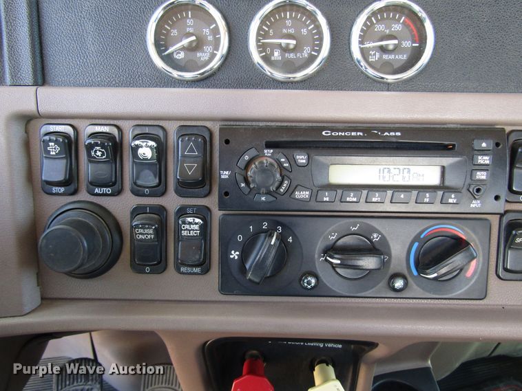 image for item DG0289 2012 Peterbilt 388 semi truck