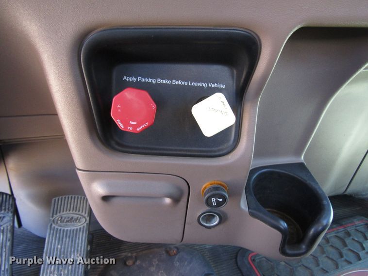 image for item DG0289 2012 Peterbilt 388 semi truck