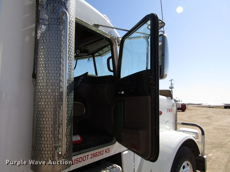 image for item DG0289 2012 Peterbilt 388 semi truck