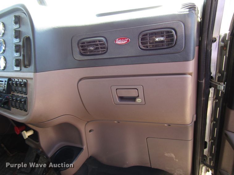 image for item DG0289 2012 Peterbilt 388 semi truck