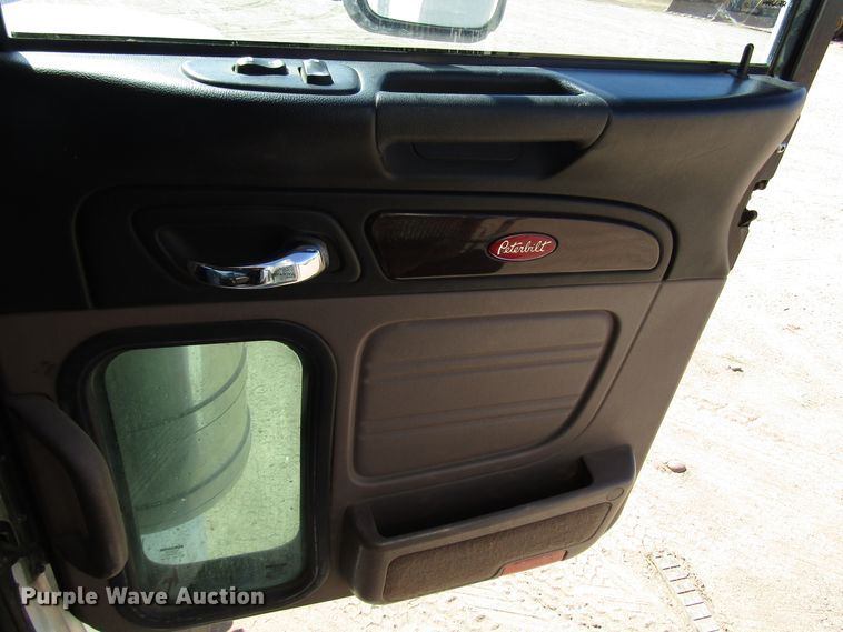 image for item DG0289 2012 Peterbilt 388 semi truck