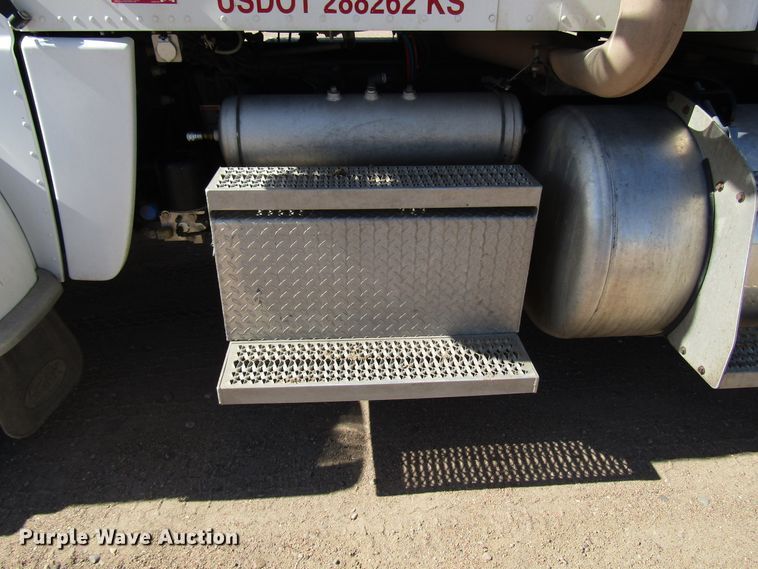 image for item DG0289 2012 Peterbilt 388 semi truck