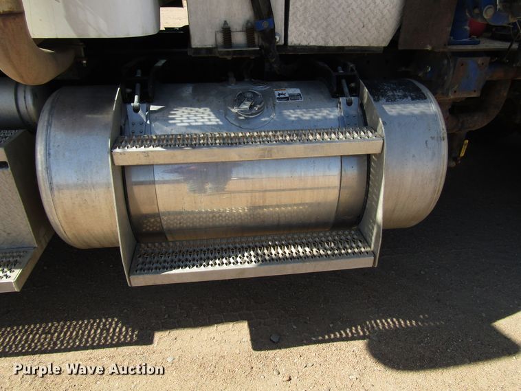 image for item DG0289 2012 Peterbilt 388 semi truck