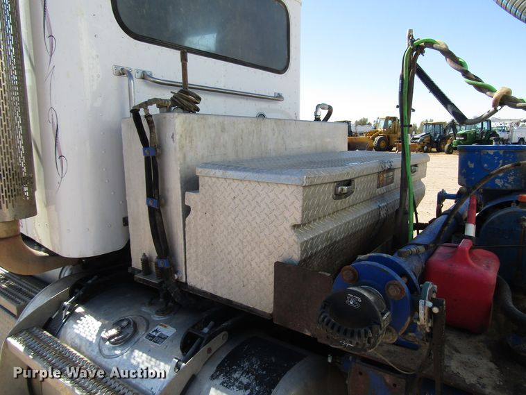 image for item DG0289 2012 Peterbilt 388 semi truck