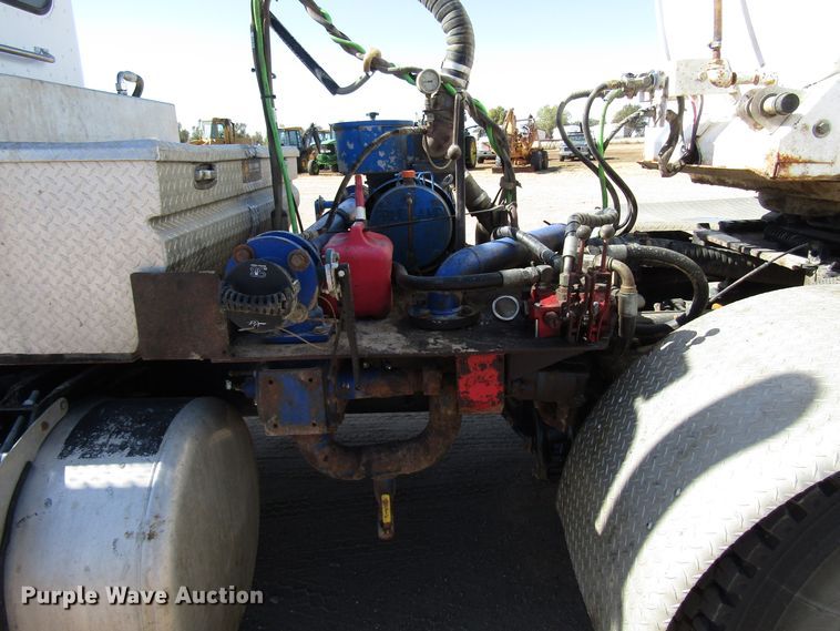 image for item DG0289 2012 Peterbilt 388 semi truck