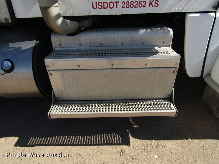 image for item DG0289 2012 Peterbilt 388 semi truck