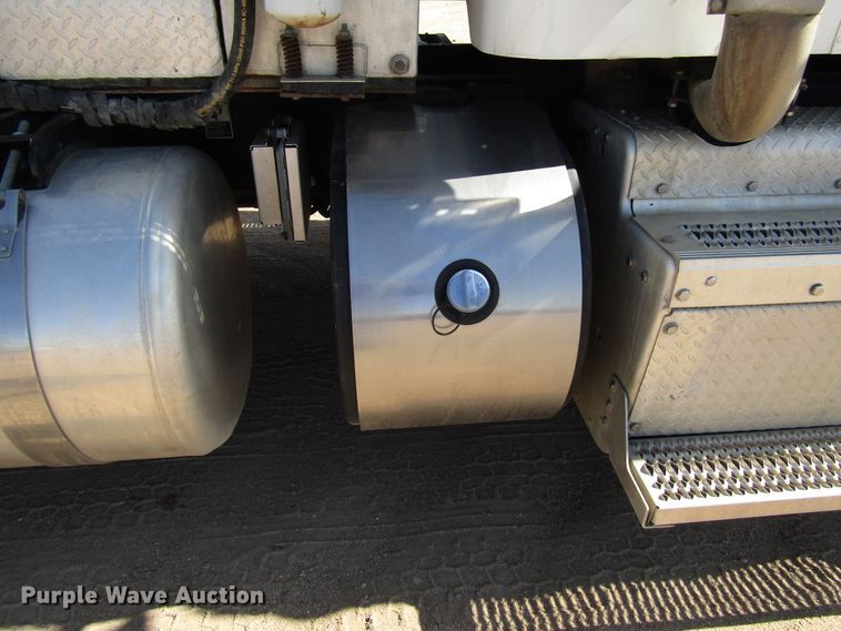 image for item DG0289 2012 Peterbilt 388 semi truck