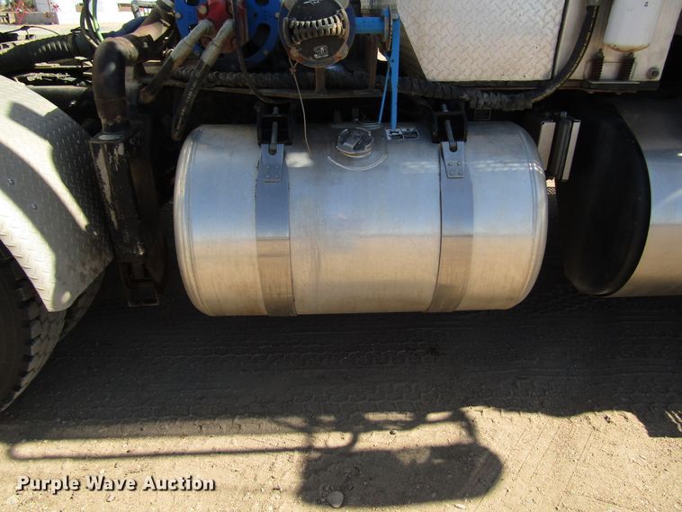 image for item DG0289 2012 Peterbilt 388 semi truck