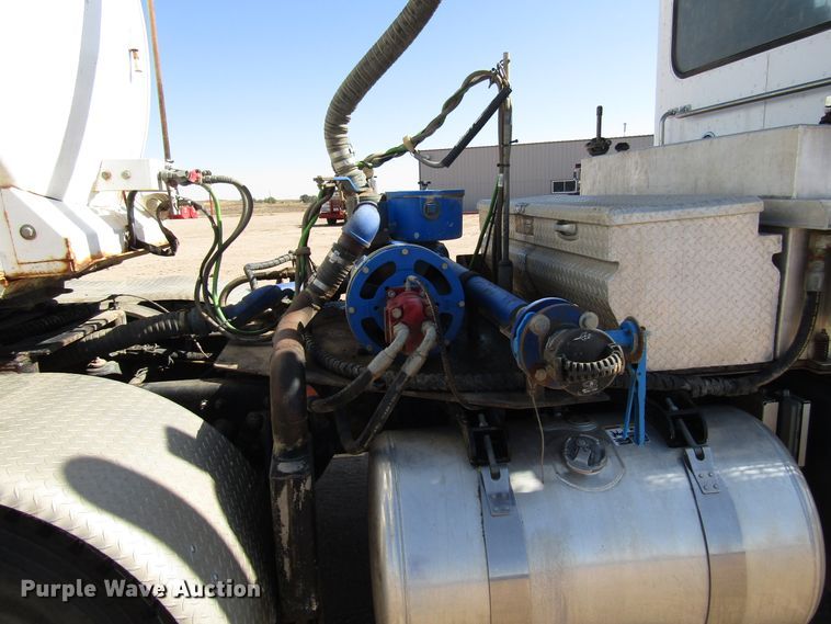 image for item DG0289 2012 Peterbilt 388 semi truck