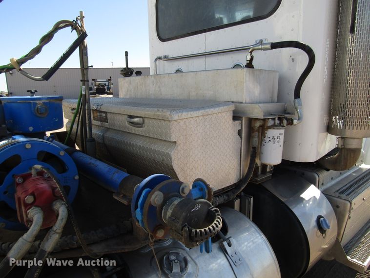 image for item DG0289 2012 Peterbilt 388 semi truck