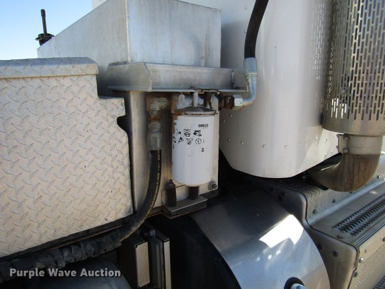 image for item DG0289 2012 Peterbilt 388 semi truck