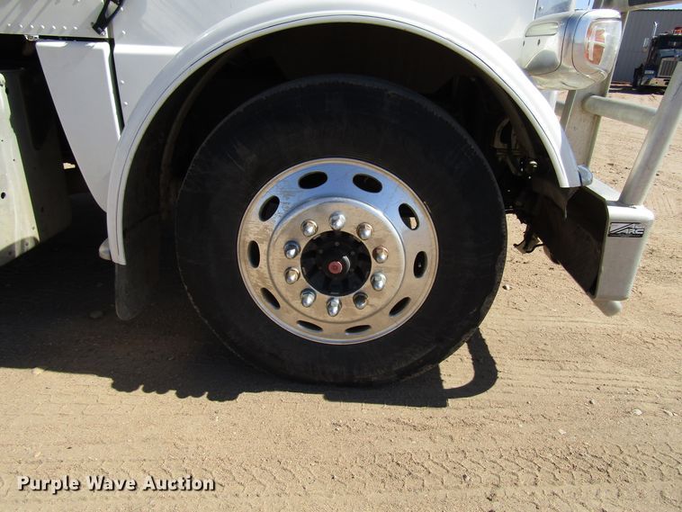 image for item DG0289 2012 Peterbilt 388 semi truck