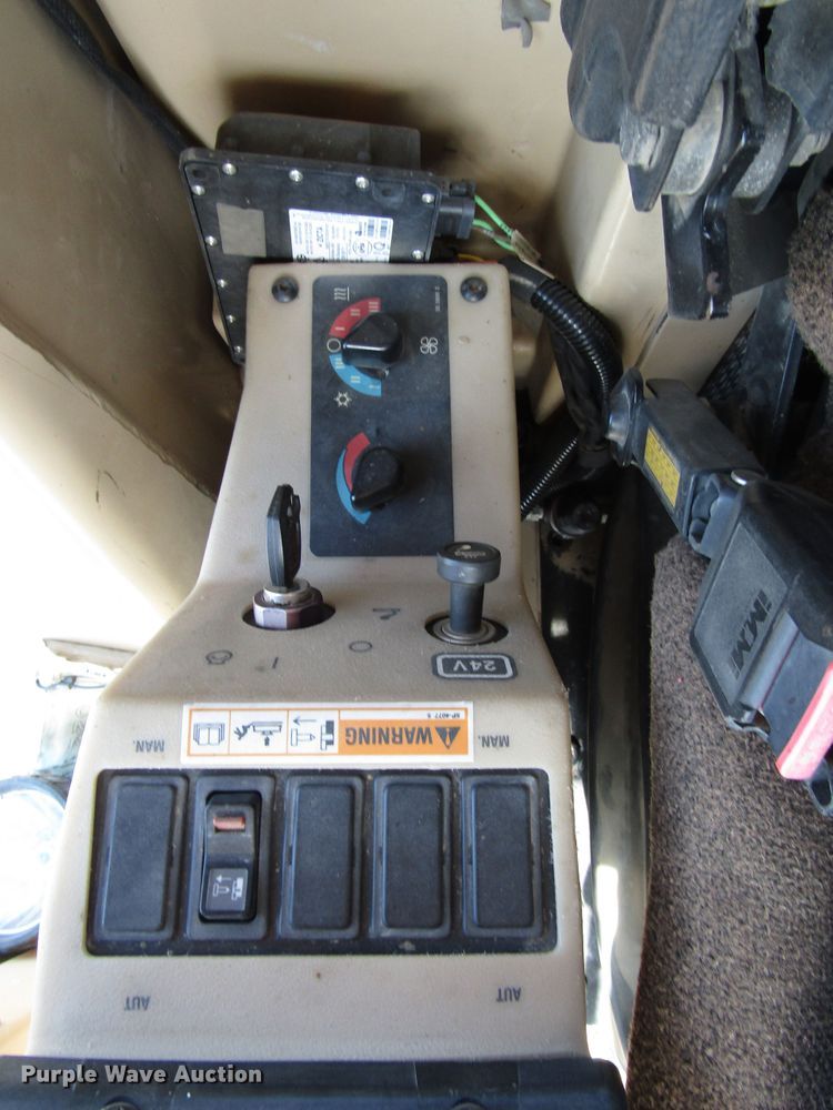 image for item DG0320 2002 Caterpillar 140H motor grader