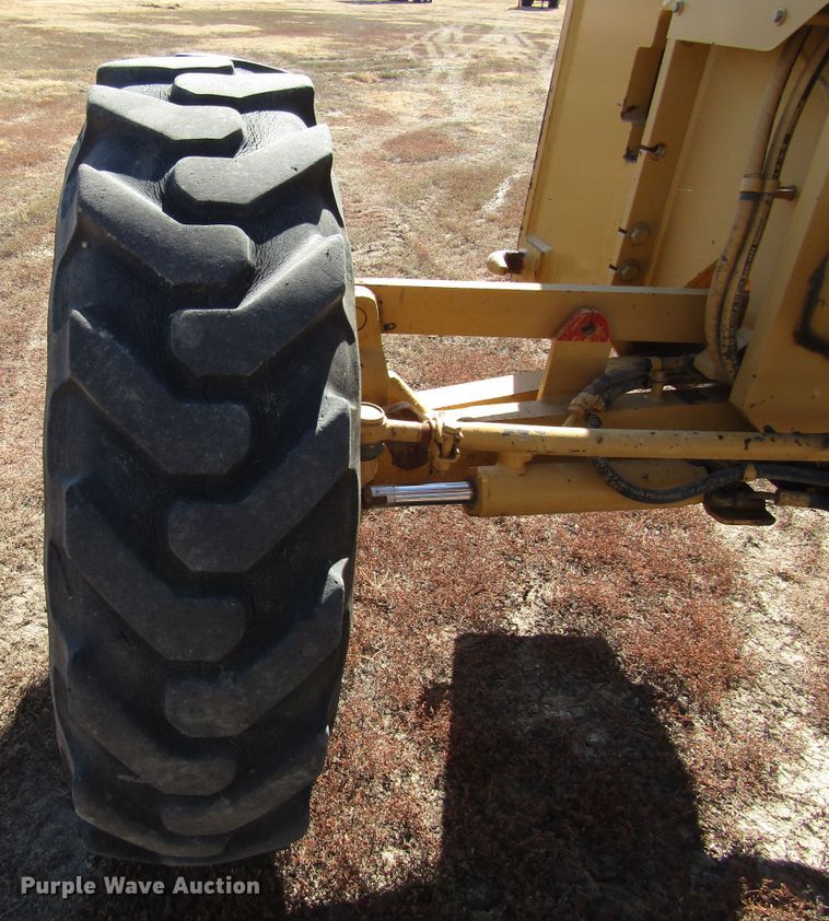 image for item DG0320 2002 Caterpillar 140H motor grader