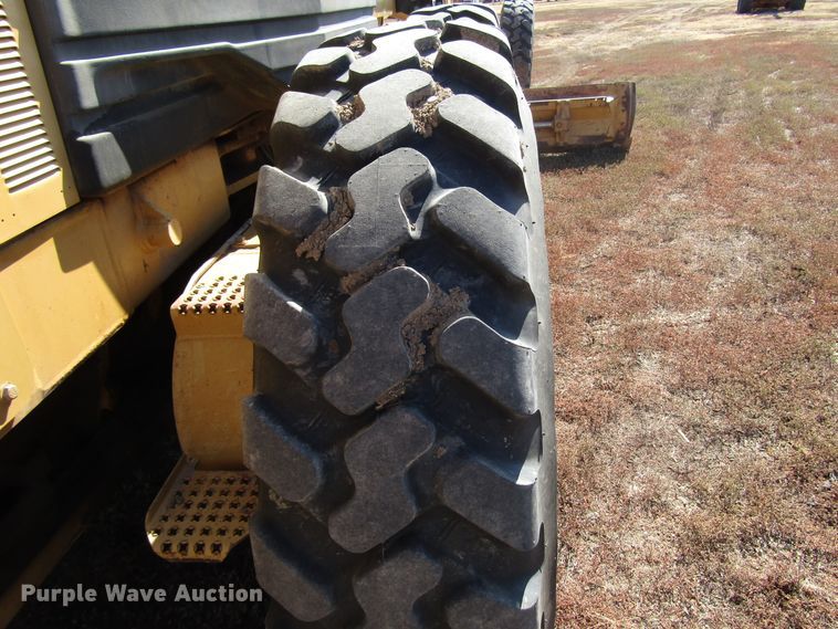 image for item DG0320 2002 Caterpillar 140H motor grader