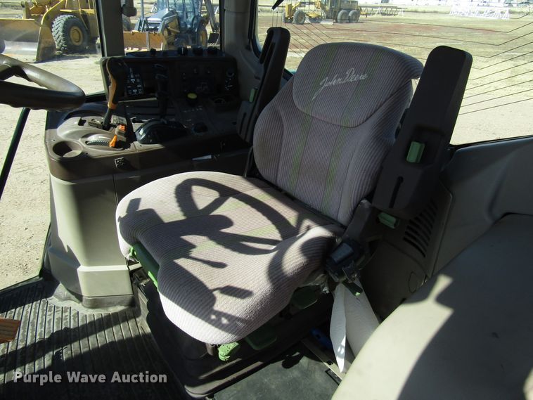 image for item DG0323 2004 John Deere 7320 tractor