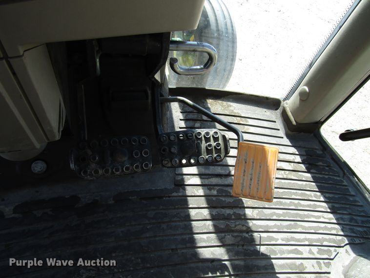 image for item DG0323 2004 John Deere 7320 tractor