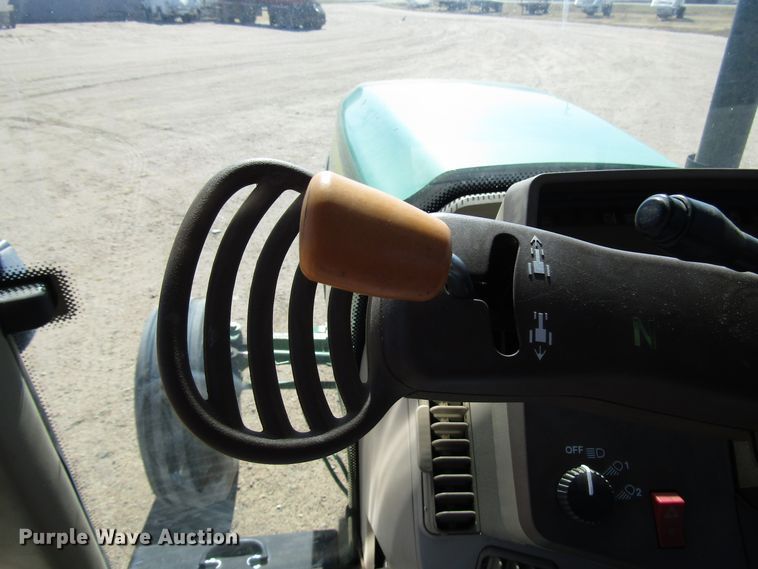 image for item DG0323 2004 John Deere 7320 tractor