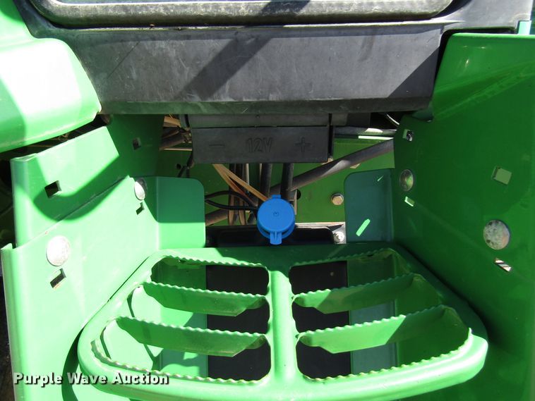 image for item DG0323 2004 John Deere 7320 tractor