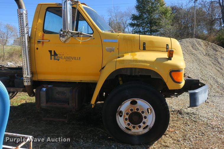 image for item DB10114 1996 Ford F800 truck cab and chassis