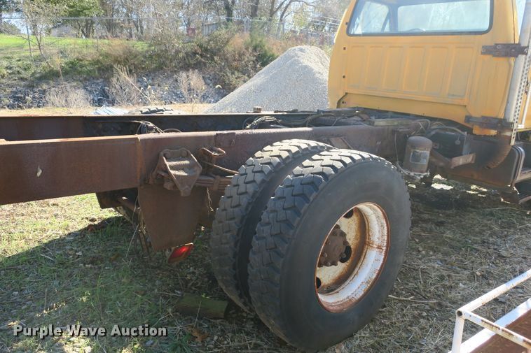 image for item DB10114 1996 Ford F800 truck cab and chassis