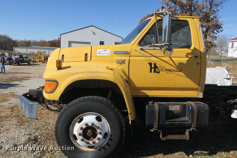 image for item DB10114 1996 Ford F800 truck cab and chassis