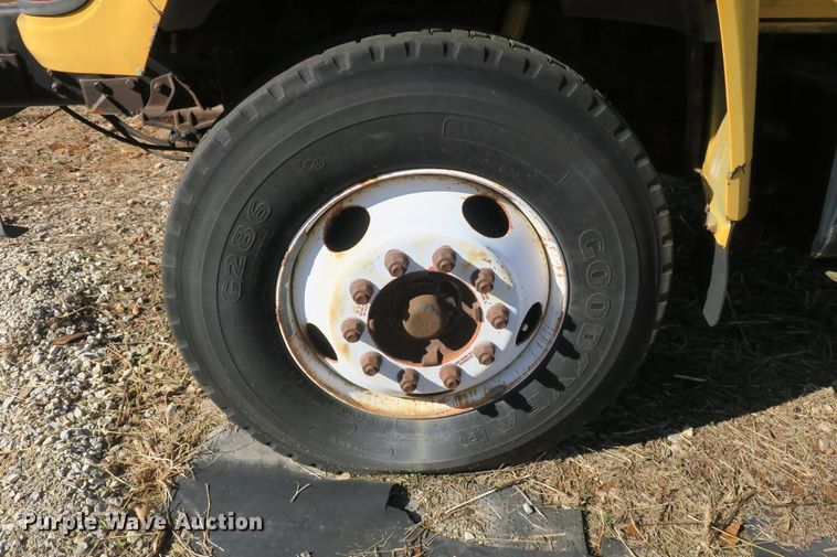 image for item DB10114 1996 Ford F800 truck cab and chassis