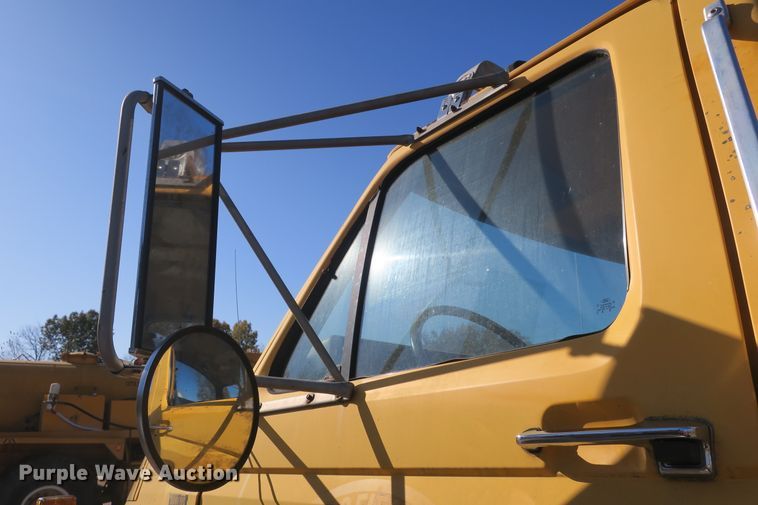 image for item DB10114 1996 Ford F800 truck cab and chassis