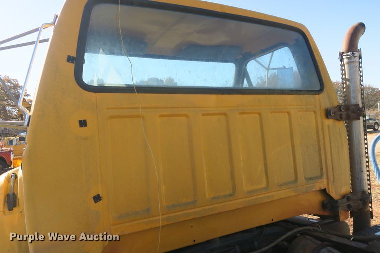 image for item DB10114 1996 Ford F800 truck cab and chassis