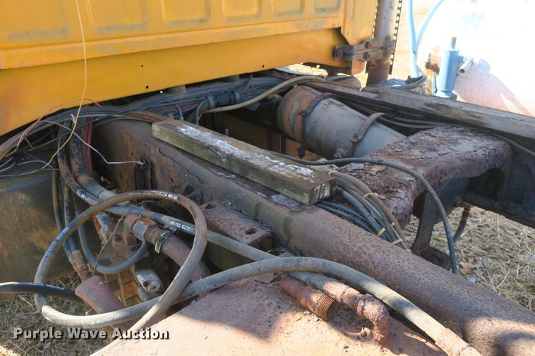 image for item DB10114 1996 Ford F800 truck cab and chassis