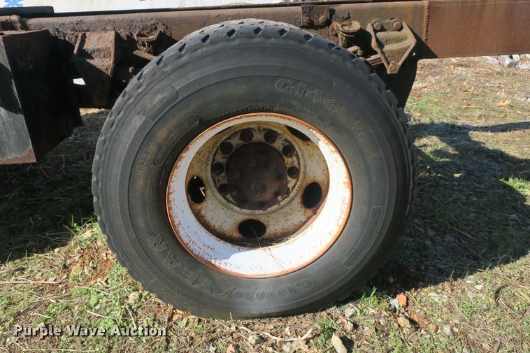 image for item DB10114 1996 Ford F800 truck cab and chassis