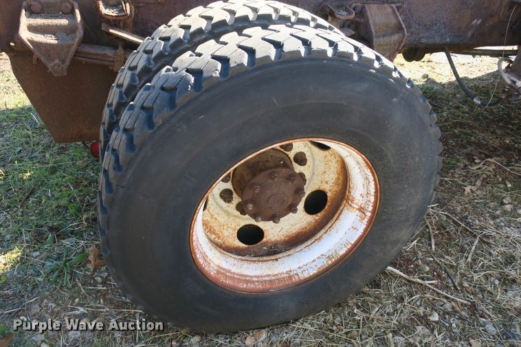 image for item DB10114 1996 Ford F800 truck cab and chassis