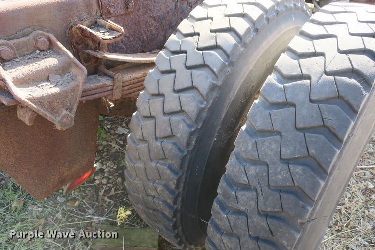 image for item DB10114 1996 Ford F800 truck cab and chassis