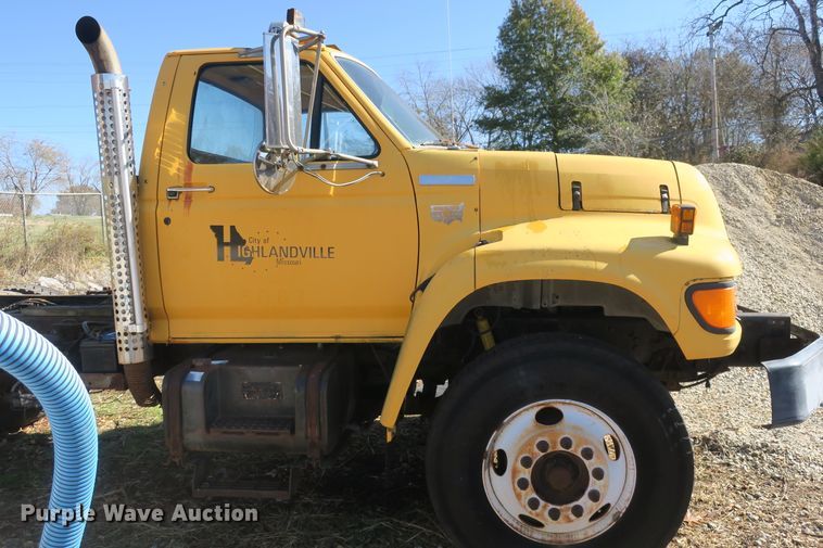 image for item DB10114 1996 Ford F800 truck cab and chassis