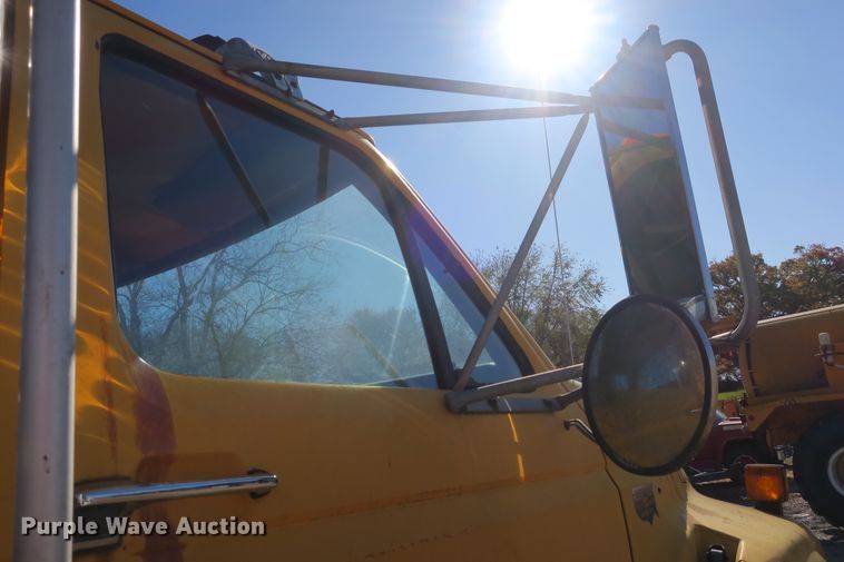 image for item DB10114 1996 Ford F800 truck cab and chassis