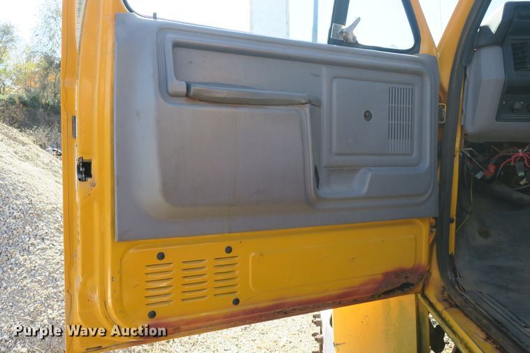 image for item DB10114 1996 Ford F800 truck cab and chassis