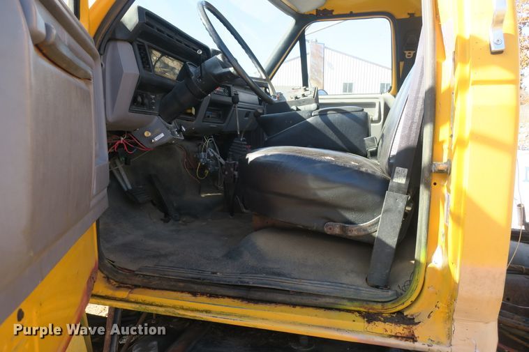 image for item DB10114 1996 Ford F800 truck cab and chassis