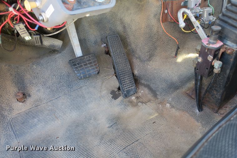 image for item DB10114 1996 Ford F800 truck cab and chassis