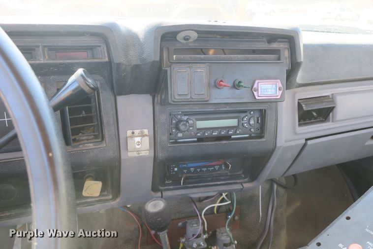 image for item DB10114 1996 Ford F800 truck cab and chassis