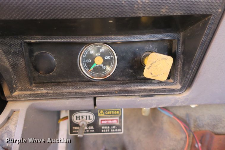 image for item DB10114 1996 Ford F800 truck cab and chassis