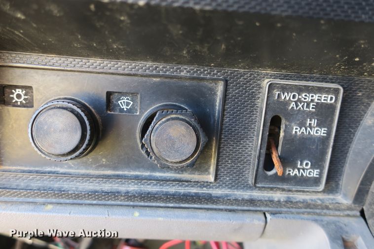 image for item DB10114 1996 Ford F800 truck cab and chassis