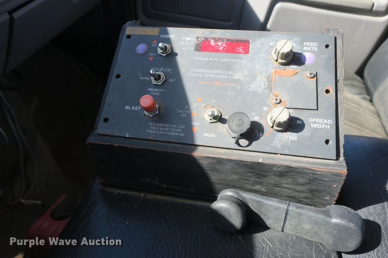 image for item DB10114 1996 Ford F800 truck cab and chassis