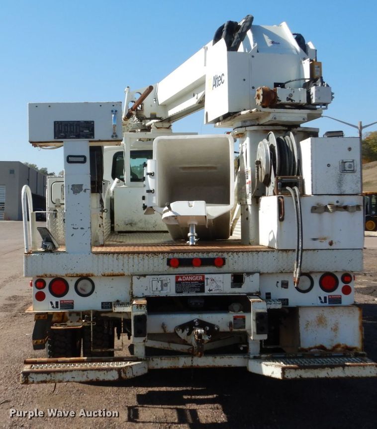 image for item DC4523 2007 International 4400 digger derrick truck