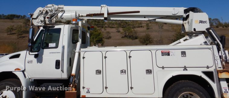 image for item DC4523 2007 International 4400 digger derrick truck