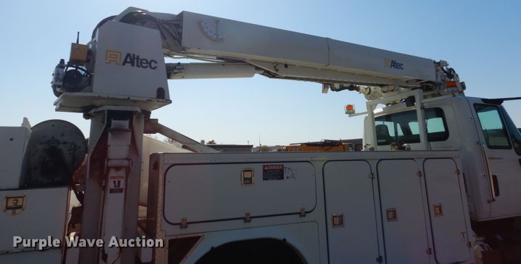 image for item DC4523 2007 International 4400 digger derrick truck