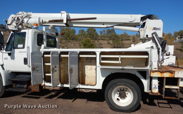 image for item DC4523 2007 International 4400 digger derrick truck