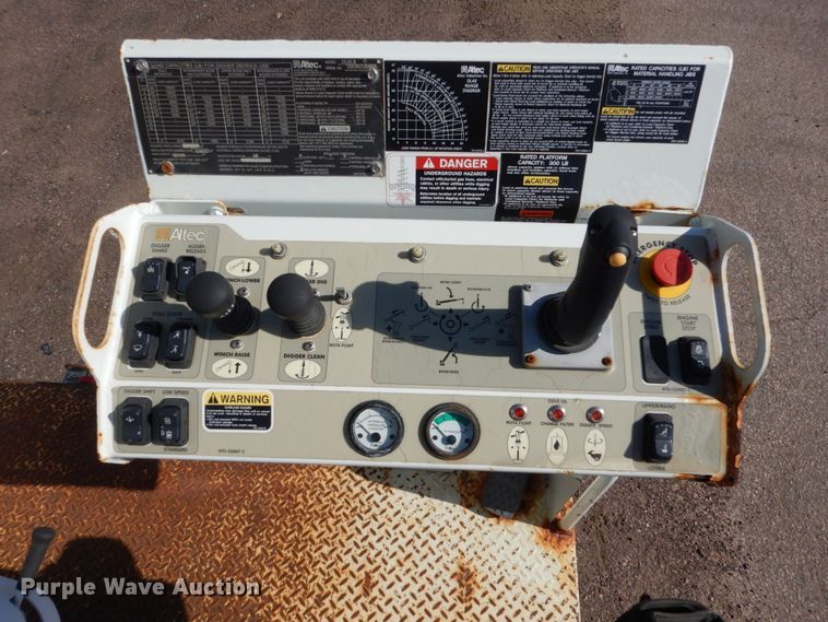 image for item DC4523 2007 International 4400 digger derrick truck