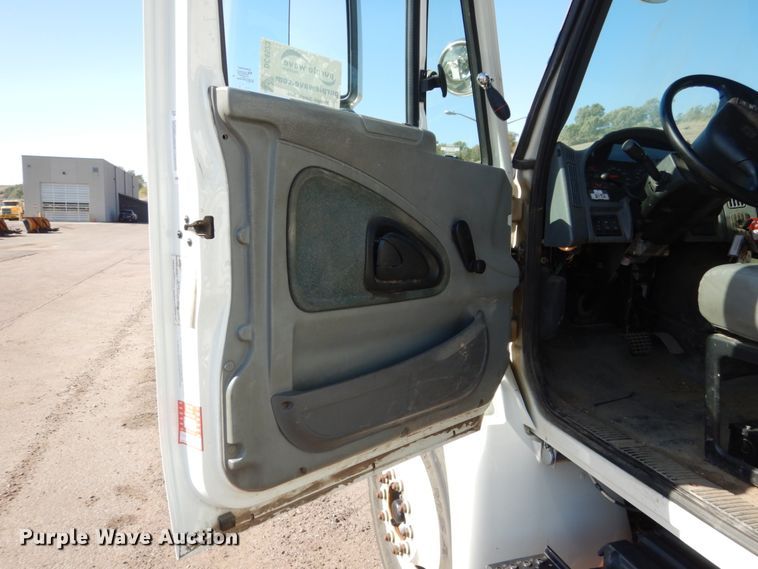 image for item DC4523 2007 International 4400 digger derrick truck
